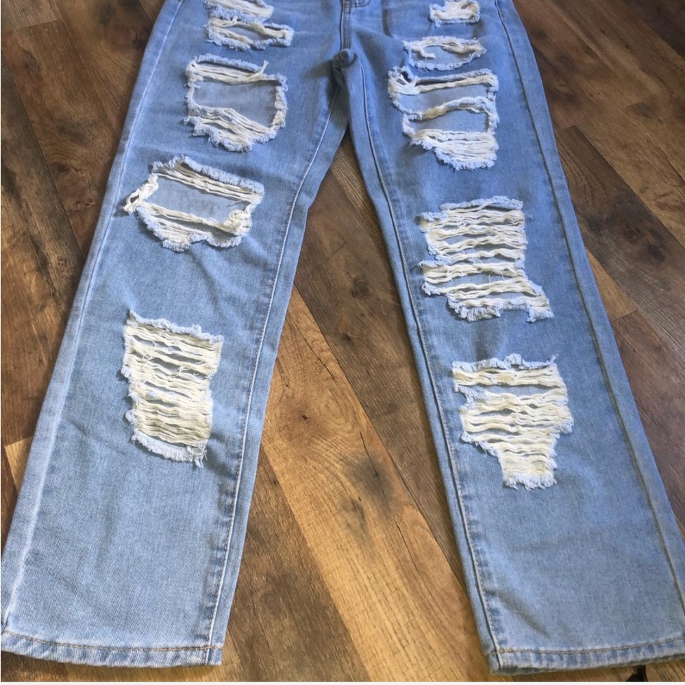 NWOT Ripped blue jeans 🩵 - Picture 3 of 4